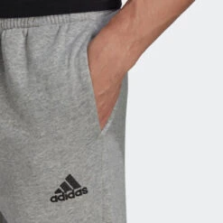 ADIDAS BROEK VOOR FITNESS EN SOFT TRAINING HEREN GRIJS -WarmeK Kleding Winkel broek voor fitness en soft training heren grijs 3